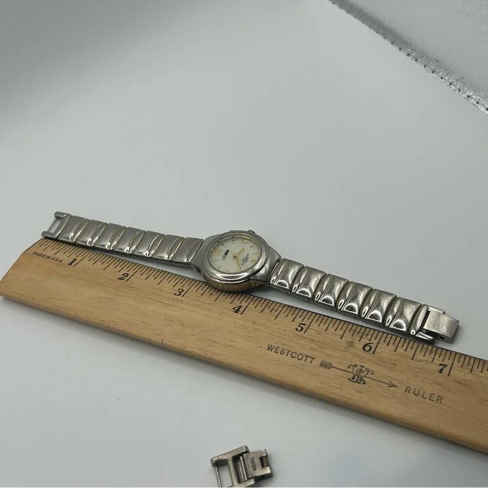 VTG GoBlu Illuminating Wristwatch Round White Face Silver & Gold Tone Band